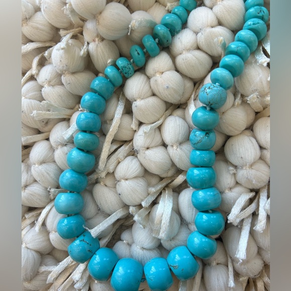 Genuine Turquoise stone choker necklace. Slightly on the heavy side. Like new.. - Picture 4 of 8